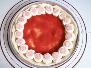 11、培根火腿鲜虾披萨,抹上披萨酱,这一步要注意少放一点,我手抖倒多了