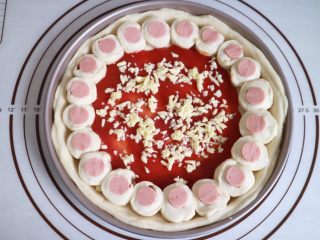 12、培根火腿鲜虾披萨,撒上芝士碎