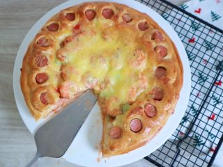 20、培根火腿鲜虾披萨,切块享用