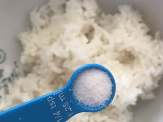 1、香蕉火腿黄金披萨派,预热烤箱180度。米饭中加入1/4茶匙的盐。