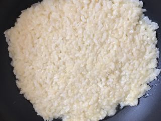 3、香蕉火腿黄金披萨派,热锅倒入适量冷油，油热放入米饭，中火一面煎凝固翻另一面煎。