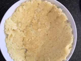 4、香蕉火腿黄金披萨派,铲出搅散米饼。