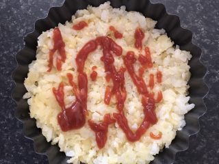 6、香蕉火腿黄金披萨派,淋上适量蕃茄酱。