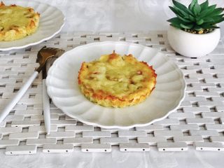 11、香蕉火腿黄金披萨派,放网架上稍冷脱膜装盘。