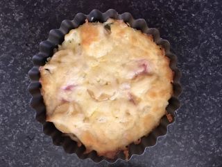 10、香蕉火腿黄金披萨派,180度烤二十分钟后关火再过五分种左右取出，这时马苏里拉芝士变微黄且边缘脆脆的。