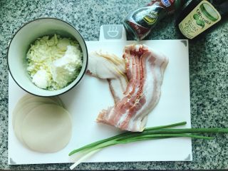 1、香脆饺子皮披萨,准备好所有相关食材