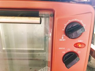 3、香脆饺子皮披萨,烤箱200度预热