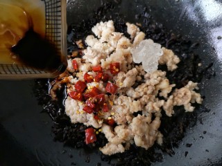 6、粽子饼夹&肉末梅干菜,加入炒好的肉糜，加味极鲜酱油、老抽、蚝油、冰糖、适量盐和鸡精、干辣椒段翻炒均匀。