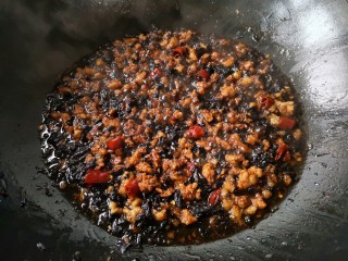 7、粽子饼夹&肉末梅干菜,炒至汤汁变浓稠时转大火收汁，盛出备用。