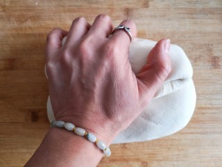 11、粽子饼夹&肉末梅干菜,醒发好的面团取出后再次揉光排气。