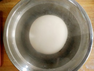 10、粽子饼夹&肉末梅干菜,揉成光滑面团后盖保鲜膜醒发（约1小时）。