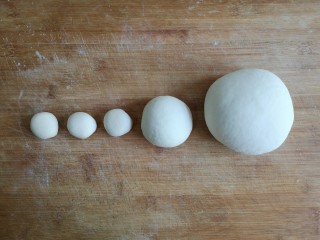 12、粽子饼夹&肉末梅干菜,将面团按使用大小分成5块。最大的白色面团放一边盖好保鲜膜备用。