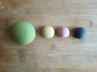 13、粽子饼夹&肉末梅干菜,剩余4块面团分别加入菠菜粉，南瓜粉，红曲粉，竹炭粉揉成彩色光滑面团。