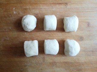 14、粽子饼夹&肉末梅干菜,白色面团等分成大小合适的面剂子。