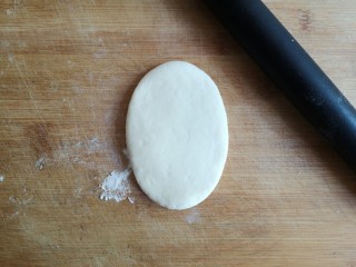 15、粽子饼夹&肉末梅干菜,将面剂子按扁擀成牛舌状。