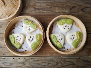 19、粽子饼夹&肉末梅干菜,将全部造型好的粽子饼夹放入蒸笼，上锅隔水大火蒸15分钟即可。