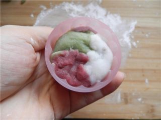 12、天然彩色冰皮月饼,面团的收口那面朝下、光滑的那面朝上，放入学厨50克月饼模里。