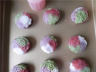 13、天然彩色冰皮月饼,垂直放在金盘里，轻轻按2下后脱模。脱模零压力，纹路很清晰、花型立体感强，超级好用！用它制作的：天然彩色冰皮月饼，真是赏心悦目！ 