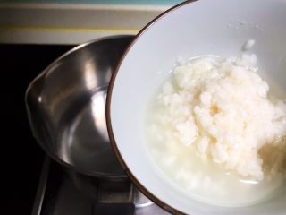 5、醪糟樱桃小圆子,烧开后加入醪糟