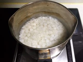 8、醪糟樱桃小圆子,煮至小圆子都漂浮上来就熟了