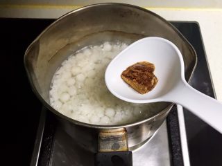 9、醪糟樱桃小圆子,加入红糖