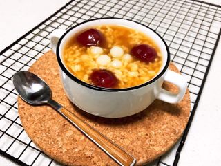 14、醪糟樱桃小圆子,醪糟樱桃小圆子香甜软糯，有淡淡的米酒味道，还有糯糯的小圆子和甜甜的大樱桃，好吃又好看，营养又美味~