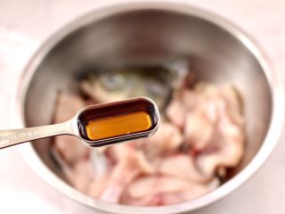 2、炖草鱼,把鱼片清洗干净后,先加入料酒调味去腥。