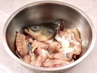 3、炖草鱼,再打入一个鸡蛋清,加入淀粉。