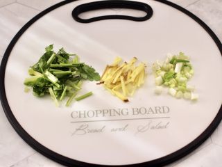 5、炖草鱼,葱切碎姜切丝,香菜切段。