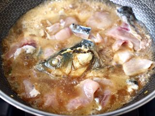 12、炖草鱼,加入腌制好的鱼片。