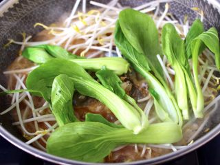 13、炖草鱼,上面加入洗净的绿豆芽和小油菜。