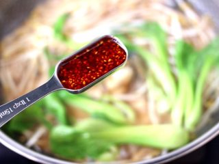 14、炖草鱼,这个时候上面倒入麻椒油。