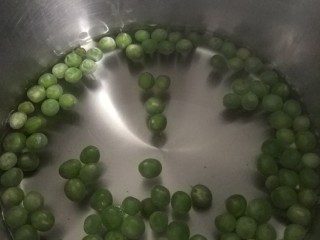 3、迷你披萨,豌豆过水焯熟