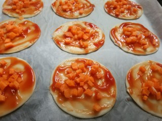 7、迷你披萨,依次放入切好的食材