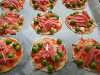 8、迷你披萨,依次放入食材（顺序没有讲究全凭个人喜好）