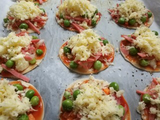 11、迷你披萨,撒上黑胡椒碎，一点点盐