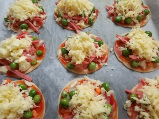 10、迷你披萨,放入奶酪碎