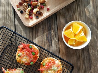 15、迷你披萨,烤好的披萨要趁热吃，才会吃到奶酪的拉丝还有饺子皮的酥脆