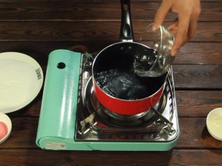 1、斑斓中秋| 独家创意冰皮儿紫薯月饼,加入100ml的水,加热至沸腾