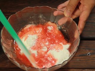 7、斑斓中秋| 独家创意冰皮儿紫薯月饼,搅拌均匀,将面粉与果味粉完全融合