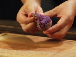11、斑斓中秋| 独家创意冰皮儿紫薯月饼,将烤好的紫薯去皮