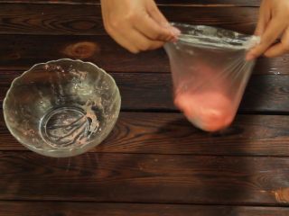 10、斑斓中秋| 独家创意冰皮儿紫薯月饼,将面团装入保鲜袋中,放至冰箱冷藏30分钟