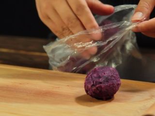 12、斑斓中秋| 独家创意冰皮儿紫薯月饼,装入保鲜袋中