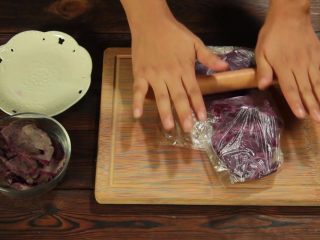13、斑斓中秋| 独家创意冰皮儿紫薯月饼,用擀面棍碾碎成泥状