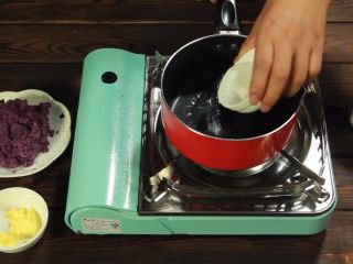 14、斑斓中秋| 独家创意冰皮儿紫薯月饼,在锅中加入80ml水