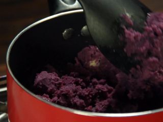 18、斑斓中秋| 独家创意冰皮儿紫薯月饼,开小火搅拌均匀