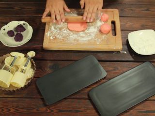 22、斑斓中秋| 独家创意冰皮儿紫薯月饼,在桌面撒上适量的玉米淀粉(防止粘连),用擀面棍擀成圆形