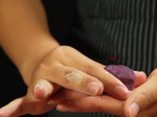 23、斑斓中秋| 独家创意冰皮儿紫薯月饼,将紫薯馅在手心中团成立体的圆柱形