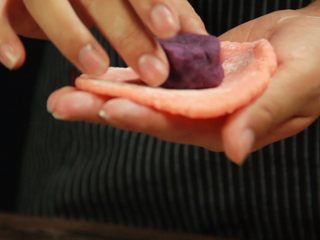 24、斑斓中秋| 独家创意冰皮儿紫薯月饼,放至冰皮正中间