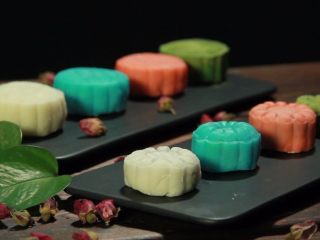 27、斑斓中秋| 独家创意冰皮儿紫薯月饼,成品图